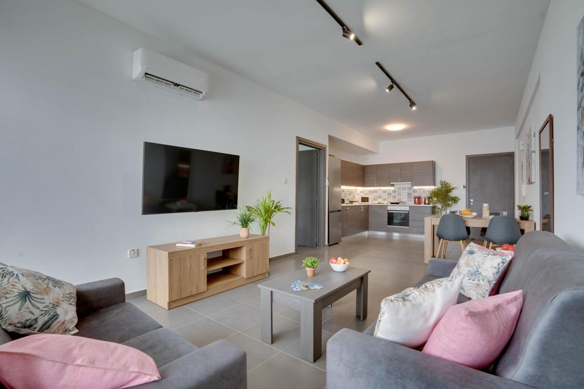 Tropical Paradise 200M From Finikoudes Beach Larnaca Exterior photo